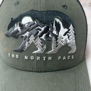 North face hat, like new,